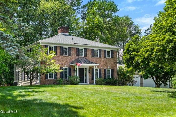 17 Schuyler Hills Road, Loudonville, NY
