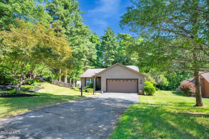 35 Meadow Rue Place, Malta, NY, photo 4