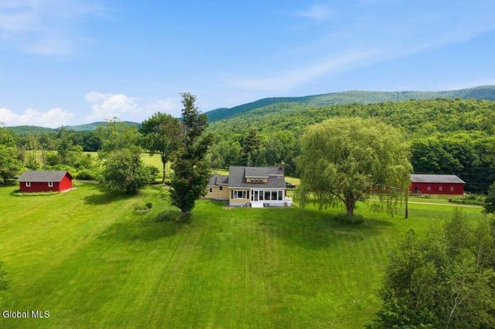 15 Loneoak Lane, Petersburgh, NY
