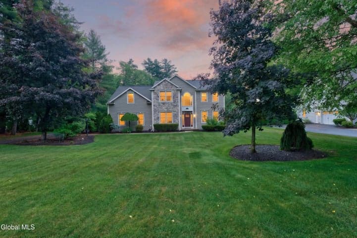35 Ginger Terrace, Halfmoon, NY, photo 2
