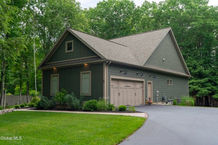 8 Caitlin Court, Saratoga Springs, NY, photo 3