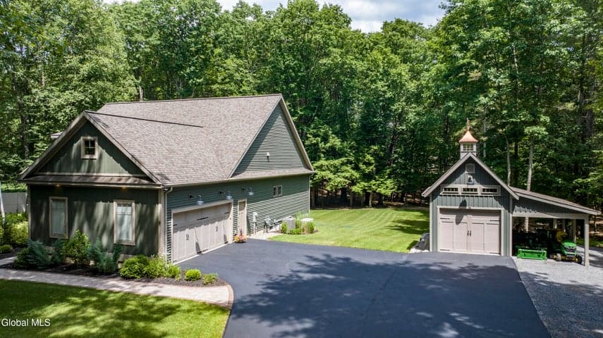 8 Caitlin Court, Saratoga Springs, NY, photo 4