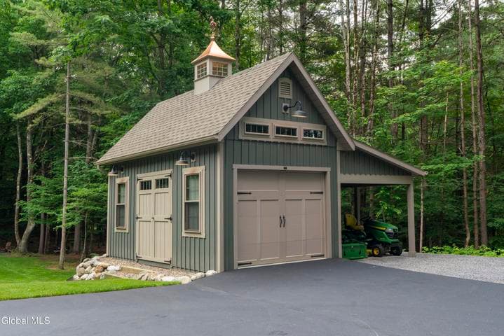 8 Caitlin Court, Saratoga Springs, NY, photo 5