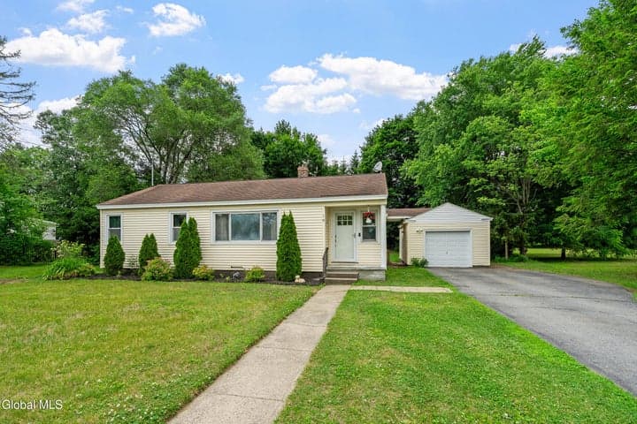 9 Bluebird Road, Moreau, NY