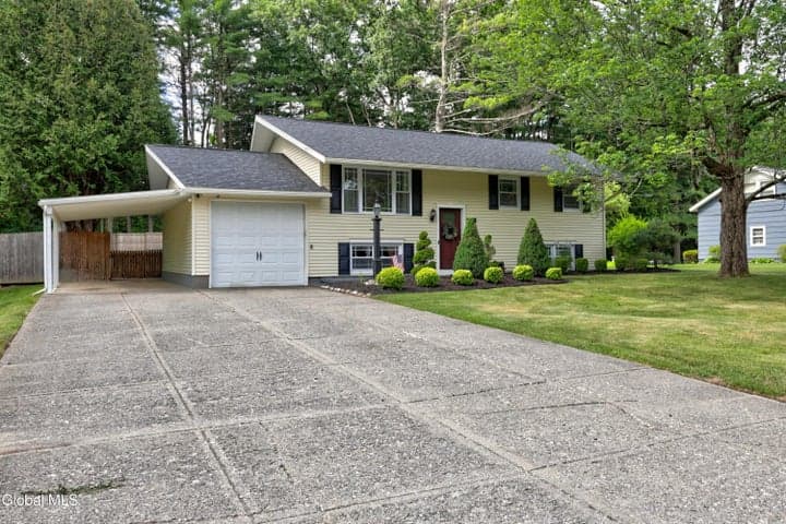 21 Quevic Drive, Saratoga Springs, NY, photo 2