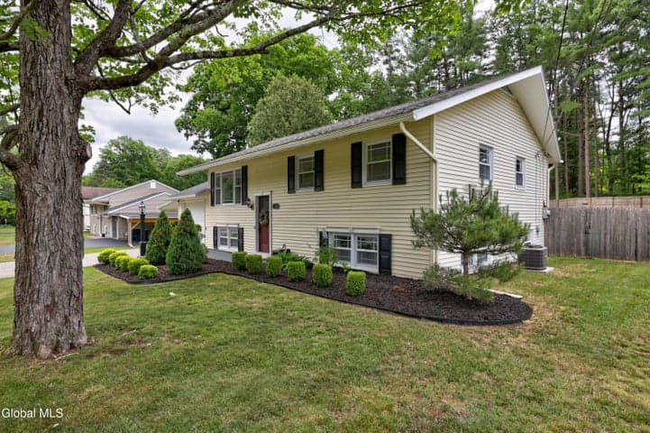 21 Quevic Drive, Saratoga Springs, NY, photo 3
