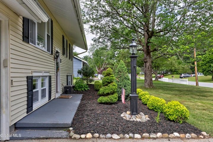21 Quevic Drive, Saratoga Springs, NY, photo 4