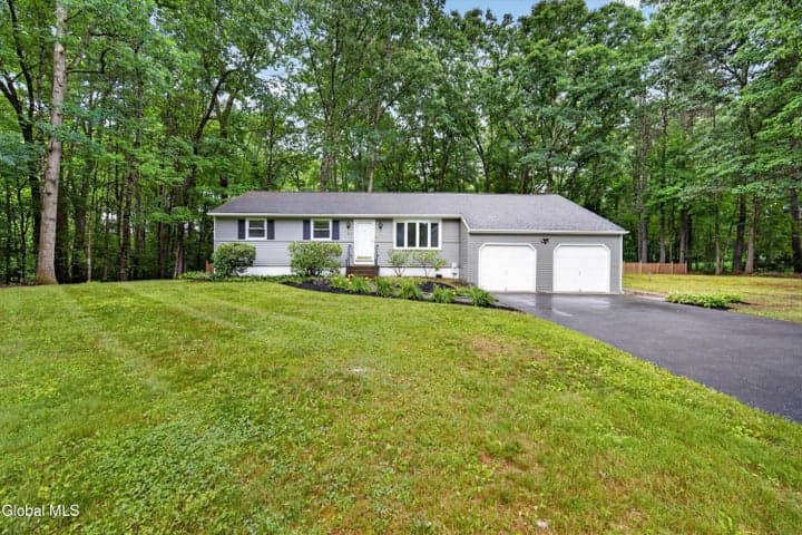 8 Cedarcrest Drive, Wilton, NY