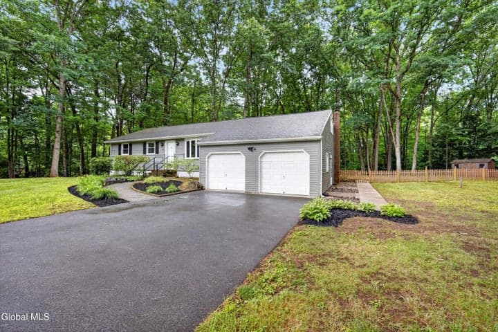 8 Cedarcrest Drive, Wilton, NY, photo 2
