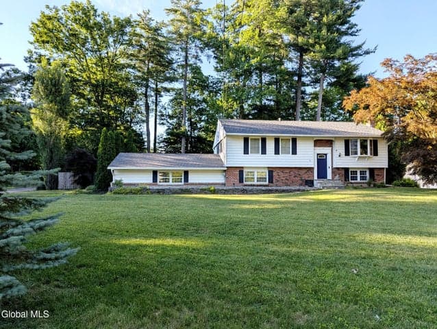 16 Sylvan Lane, Clifton Park, NY