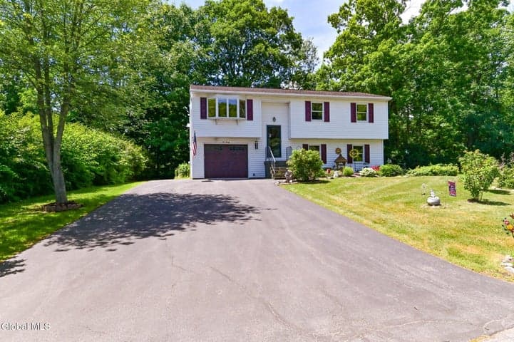 620 Michelle Way, Niskayuna, NY