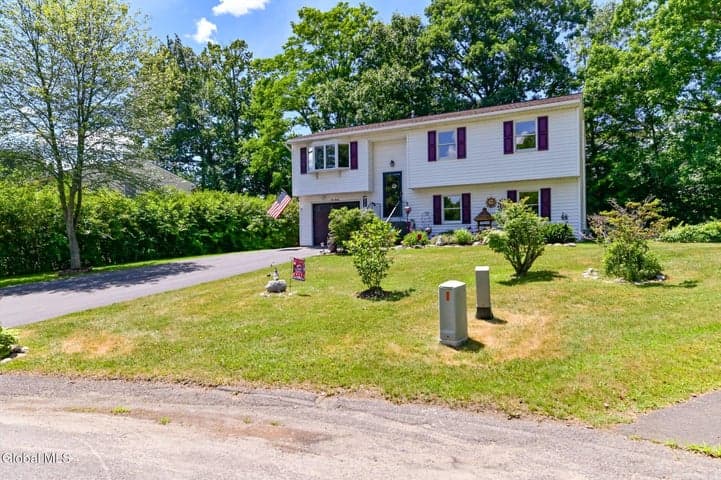 620 Michelle Way, Niskayuna, NY, photo 2