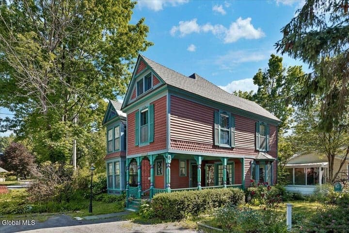 5 Albany Avenue, Round Lake, NY