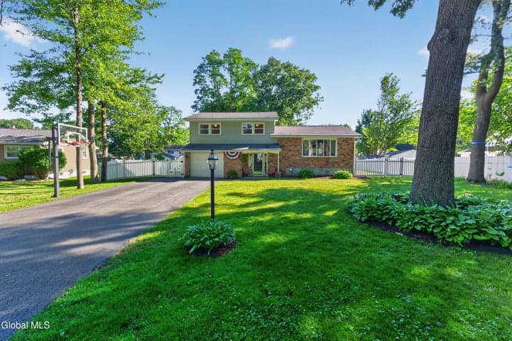 14 Ponderosa Drive, Voorheesville, NY