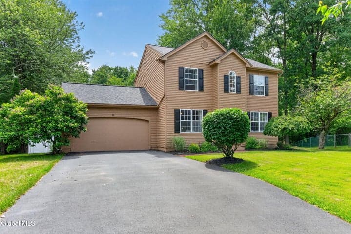 35 Commons Boulevard, Halfmoon, NY, photo 2