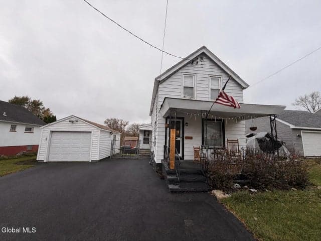 38 Oakland Avenue, Amsterdam, NY, photo 1