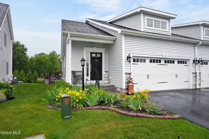 16 Joshua Place, Glenmont, NY, photo 2