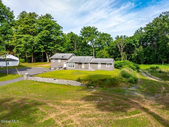 22 Pinewood Road, Guilderland, NY