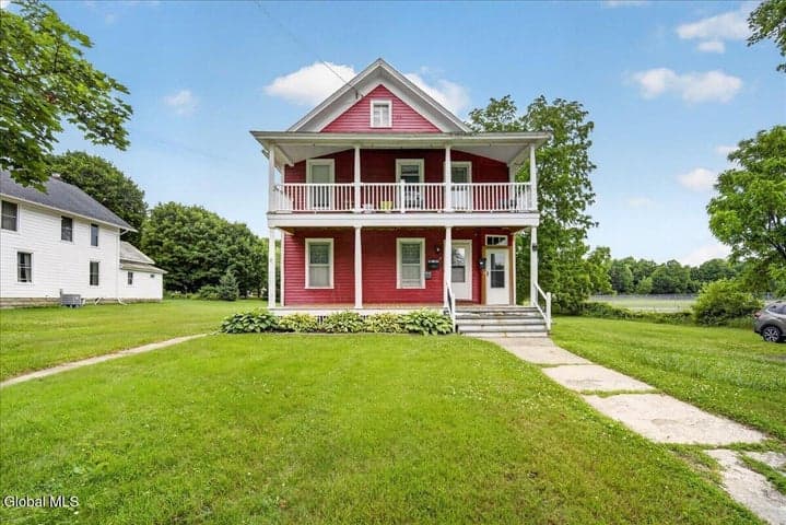 28 Woodlawn Avenue, Greenwich, NY