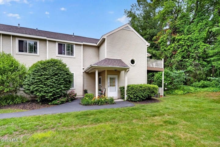 202 Burgoyne Drive #202, Halfmoon, NY