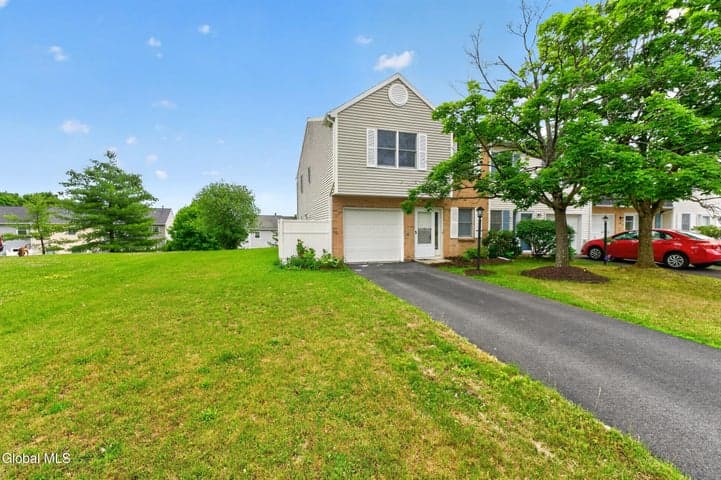 20 Bridgewood Lane, Colonie, NY, photo 1