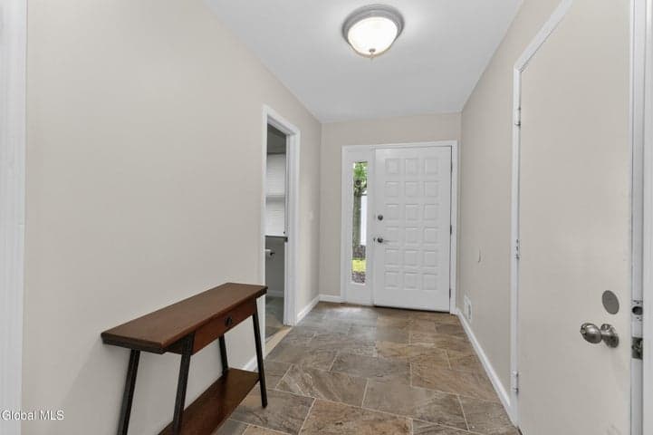 20 Bridgewood Lane, Colonie, NY, photo 4