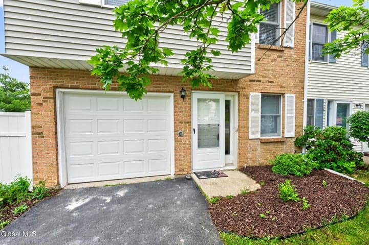 20 Bridgewood Lane, Colonie, NY, photo 2