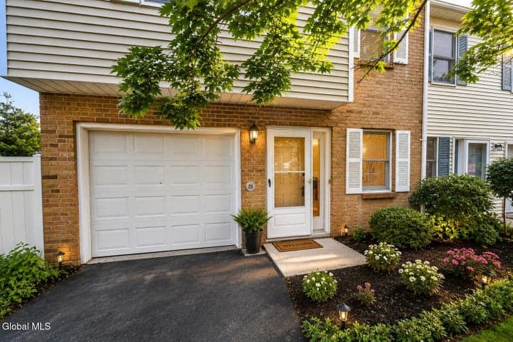 20 Bridgewood Lane, Colonie, NY, photo 3