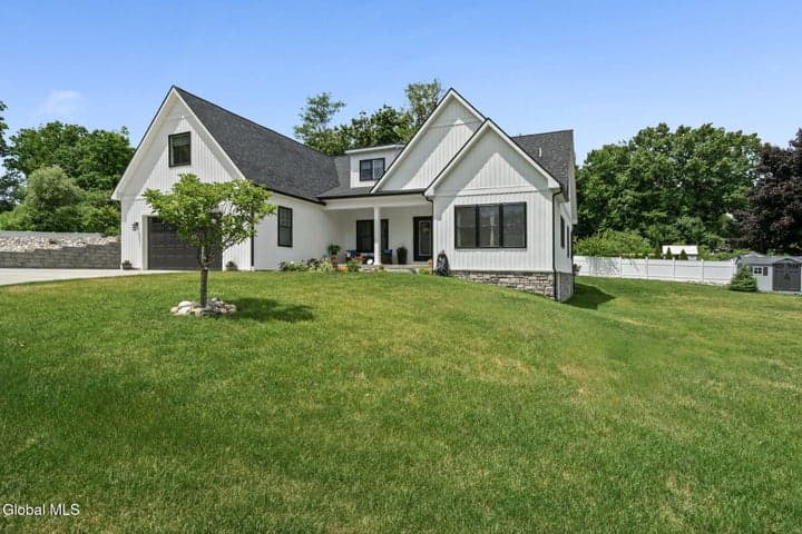 1 Londonderry Way, Colonie, NY, photo 2
