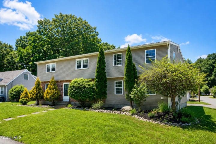 8 Emerson Drive, Latham, NY, photo 2