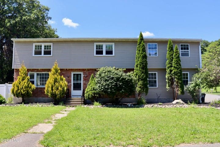 8 Emerson Drive, Latham, NY