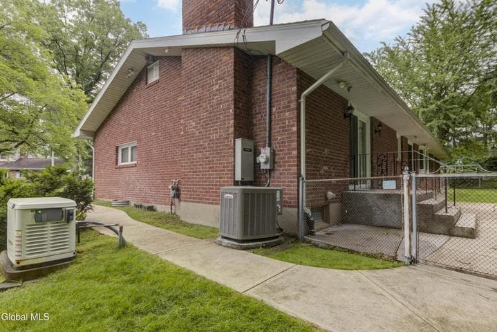 915 Londonderry Court, Schenectady, NY, photo 2