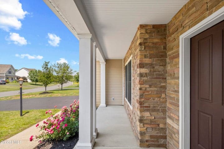 14 Fort Vaux Lane, Colonie, NY, photo 2