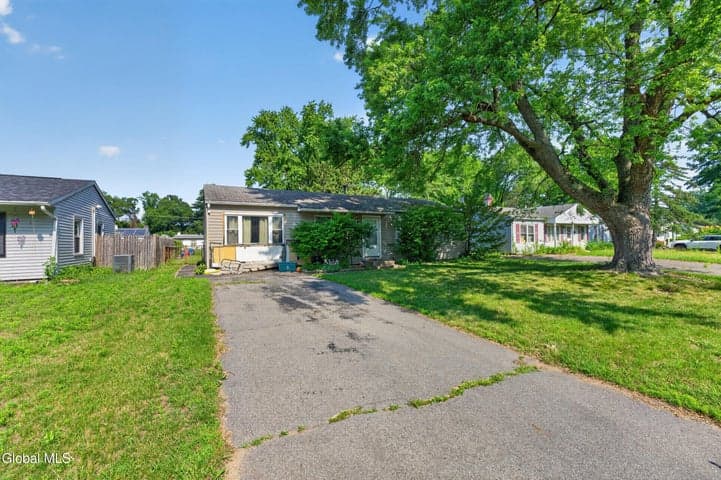 22 Mildred Lane, Latham, NY, photo 2