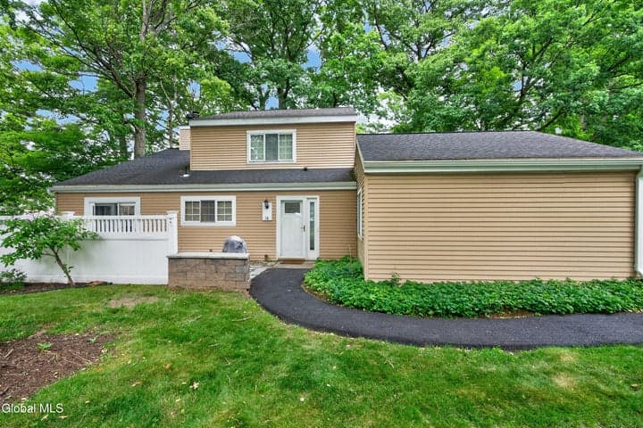 18 Willow Drive, Delmar, NY