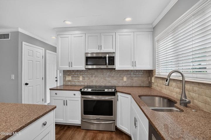 18 Willow Drive, Delmar, NY, photo 3