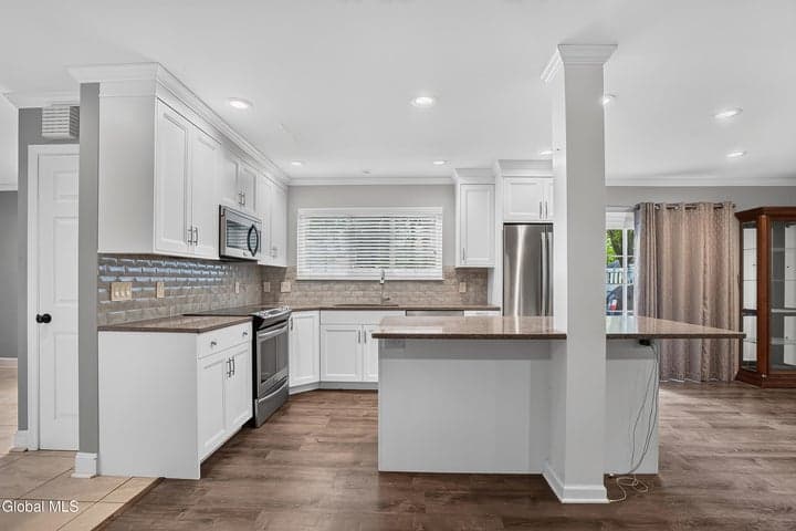 18 Willow Drive, Delmar, NY, photo 2