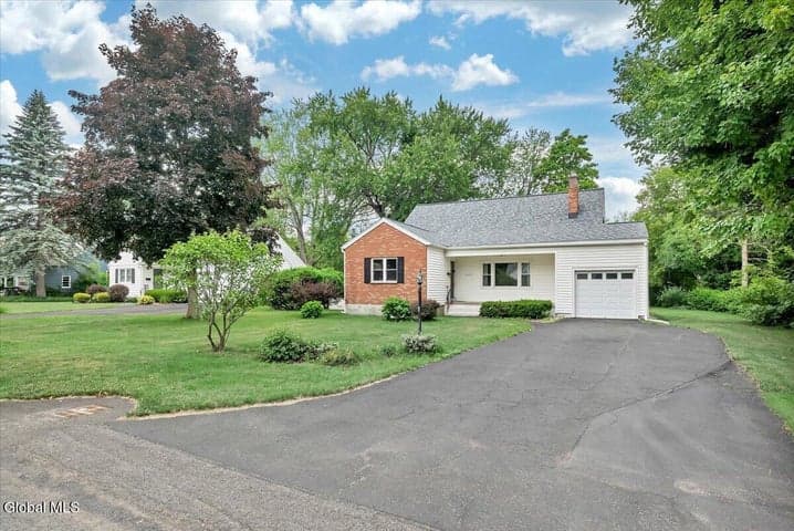 2027 Fairlawn Parkway, Niskayuna, NY, photo 2