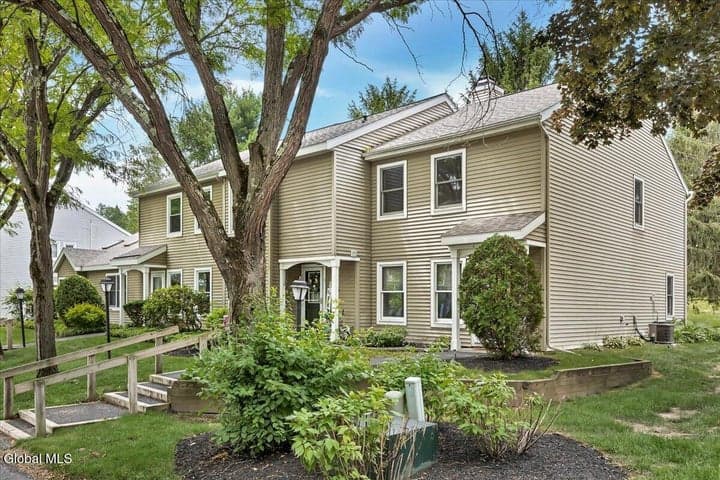 6 Wilton Court, Halfmoon, NY, photo 2