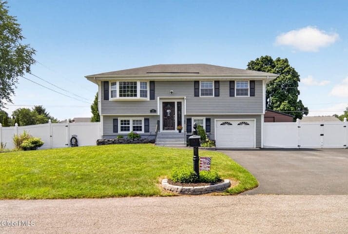 33 Hawthorne Court, Loudonville, NY, photo 1
