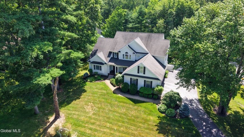 9 Sweetbriar Drive, Wilton, NY, photo 2