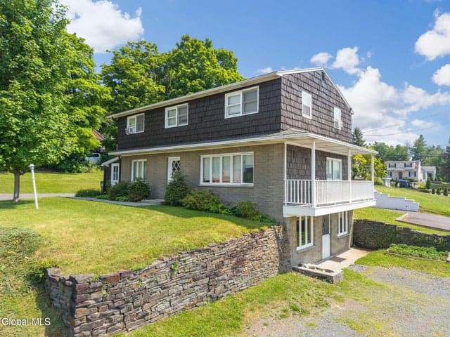 2 Sunset Road, North Greenbush, NY