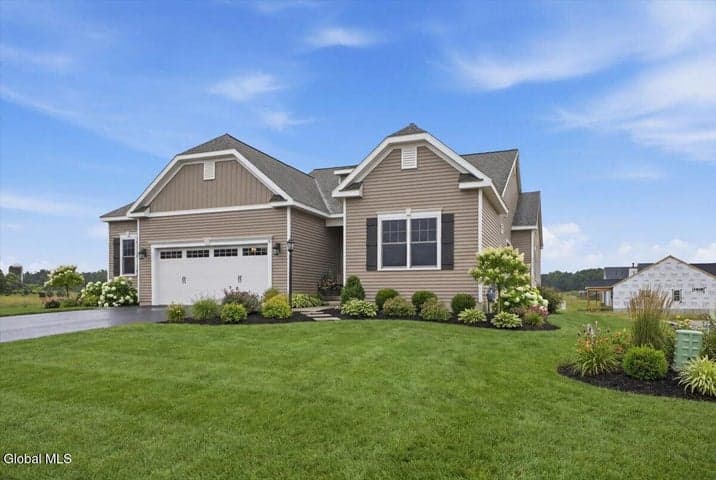 6 Clover Leaf Drive, Halfmoon, NY