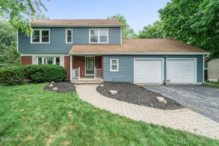 4 Carlyle Court, Malta, NY