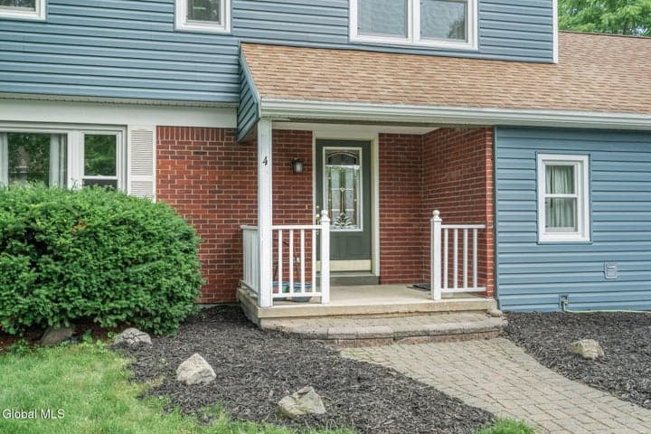4 Carlyle Court, Malta, NY, photo 2