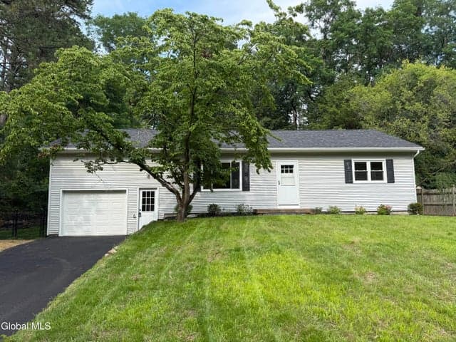 1326 Kings Road, Guilderland, NY