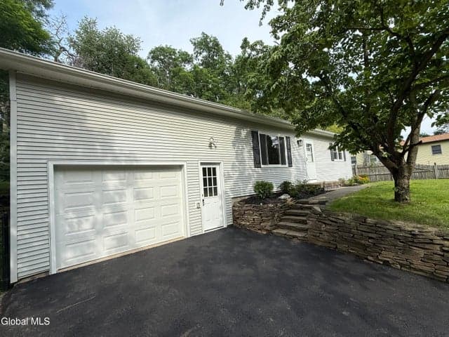 1326 Kings Road, Guilderland, NY, photo 2
