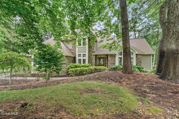 31 Sweetbriar Drive, Wilton, NY, photo 2