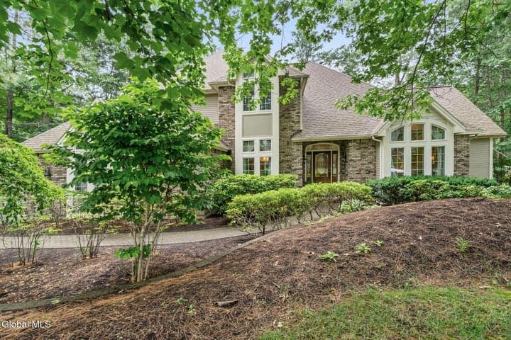 31 Sweetbriar Drive, Wilton, NY, photo 3
