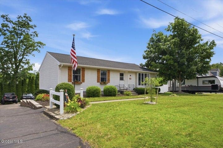 26 Russell Drive, Stillwater, NY, photo 3